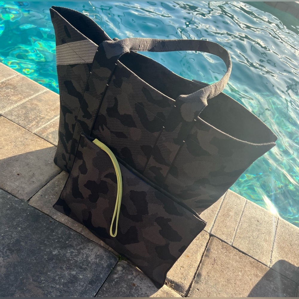 Rothy’s Essential Tote Slate Camo WITH POUCH!!